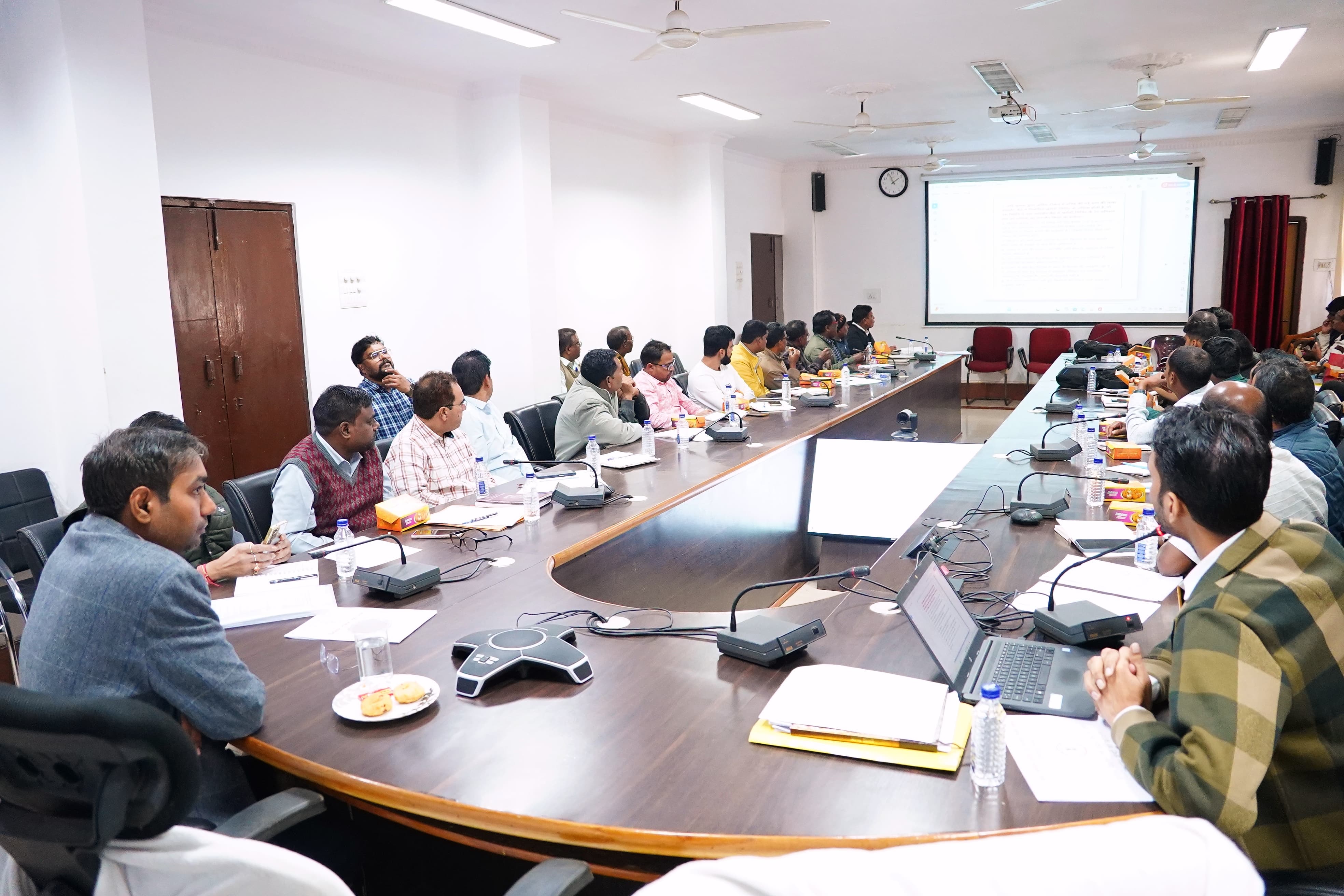 धान उपार्जन केन्द्र प्रभारियों के अनिश्चत कालिन हड़ताल पर होने के कारण 46 धान खरीदी केन्द्रों में कर्मचारियों की गई व्यवस्था,