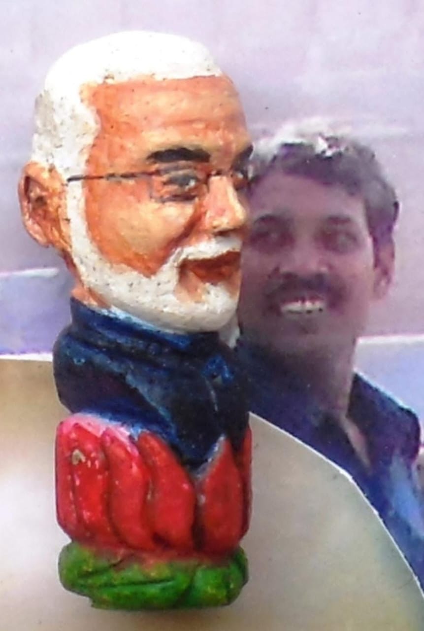 जनदर्शन में अद्भुत दृश्य&mdash;भिलाई के अंकुश देवांगन ने मुख्यमंत्री को भेंट की संगमरमर पर बनी प्रधानमंत्री &nbsp;नरेंद्र मोदी की सूक्ष्म प्रतिमा