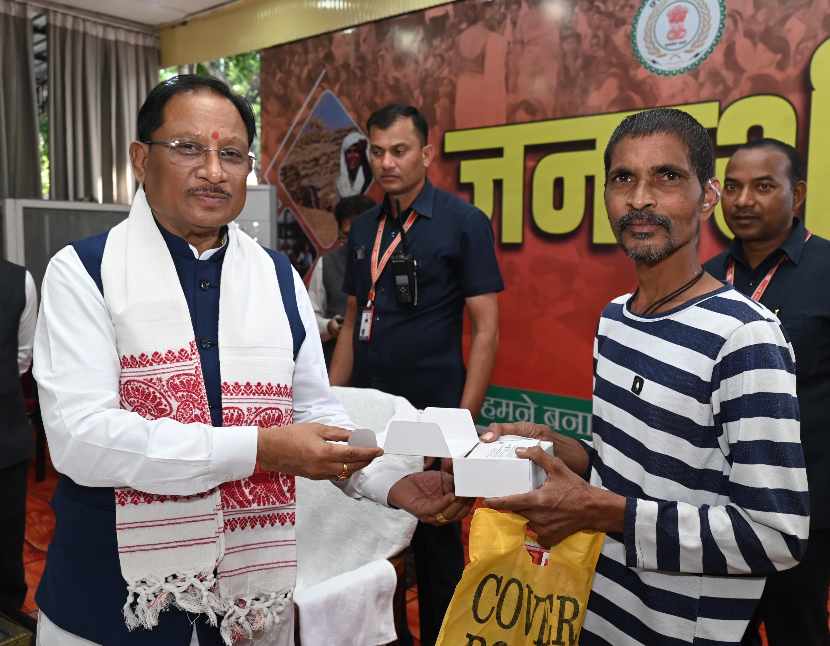 अब फिर से सुन पा रहा हूं&rdquo;&mdash; जनदर्शन में मुख्यमंत्री साय की त्वरित मदद से बदली श्री निर्मलकर की जिंदगी,दिया गया श्रवण यंत्र