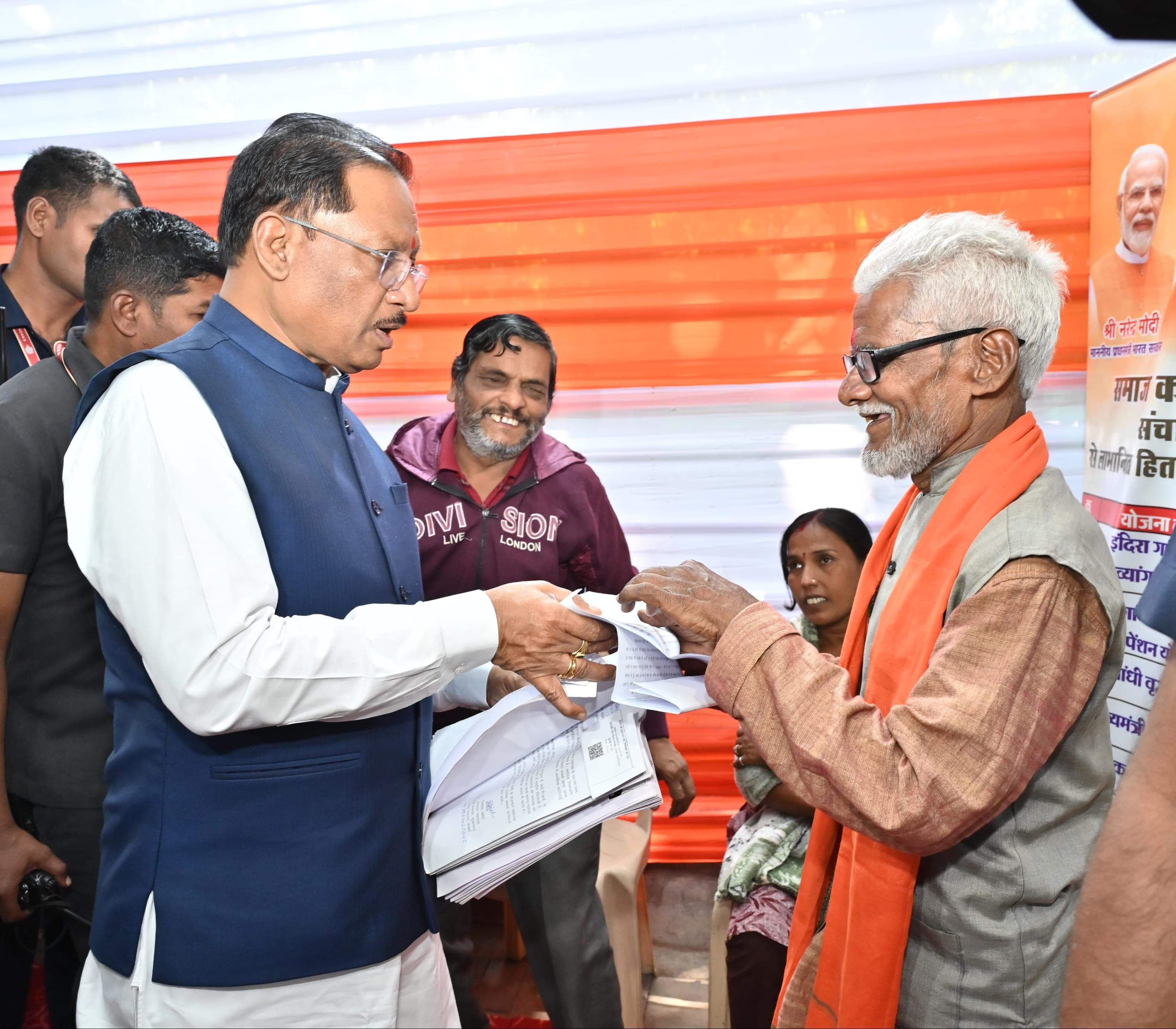 जनदर्शन: मुख्यमंत्री विष्णु देव साय ने आमजन की समस्याएँ सुनीं, मौके पर दिए त्वरित समाधान