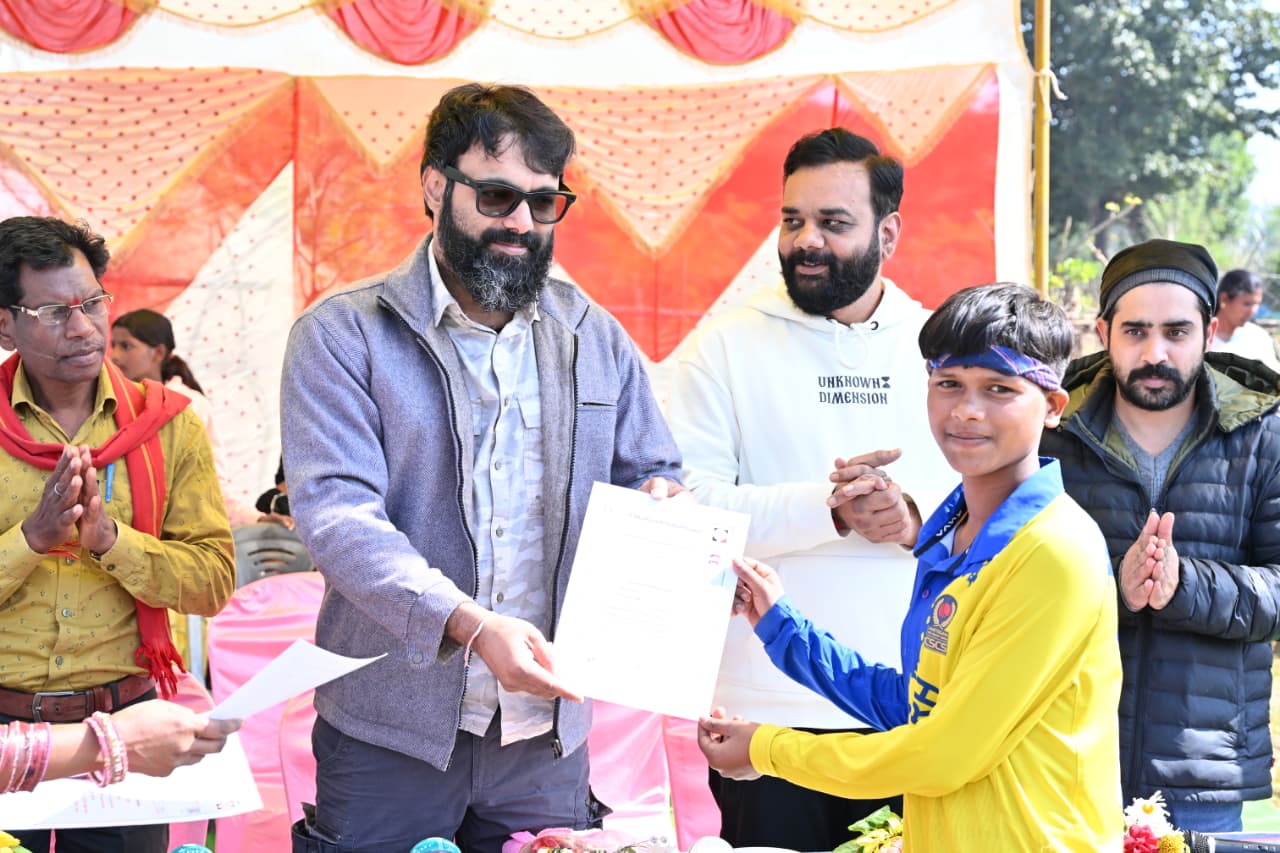 कलेक्टर ने ईचकेला की क्रिकेट खिलाड़ी बालिकाओं को किया प्रोत्साहित ,आकांक्षा रानी ने किया सर्वाधिक स्कोर