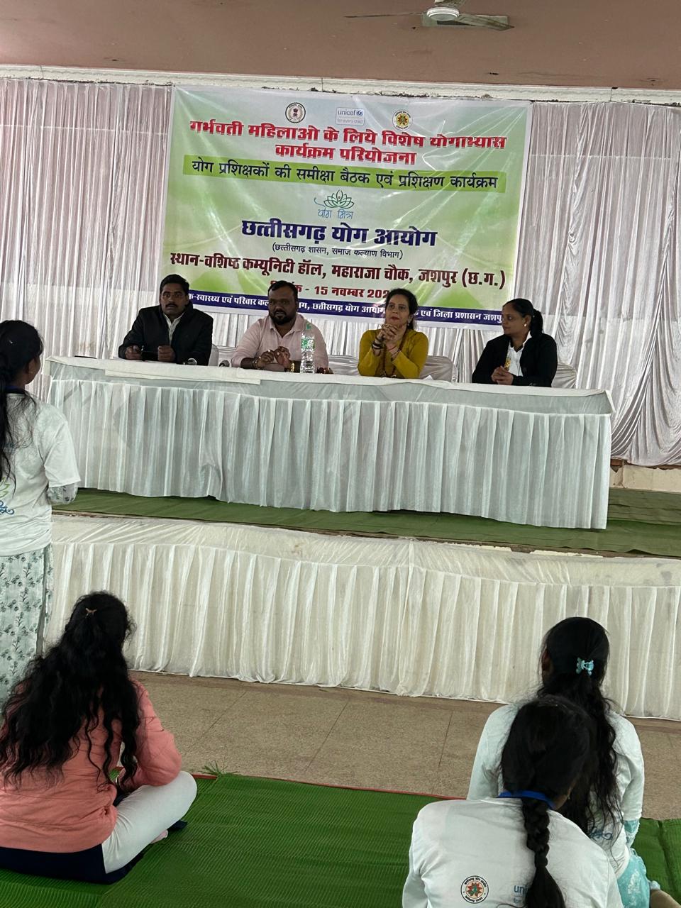 गर्भवती महिलाओं हेतु विशेष योगाभ्यास परियोजना में कार्यरत योग मित्रों को दिया गया विशेष प्रशिक्षण