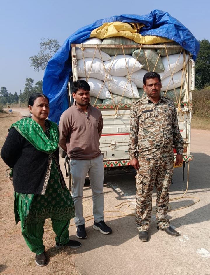 झारखंड से सटे साईंटागर बेरियर में अवैध धान परिवहन करते&nbsp; &nbsp;राजस्व टीम ने वाहन सहित अवैध धान किया जप्त&nbsp;&nbsp;