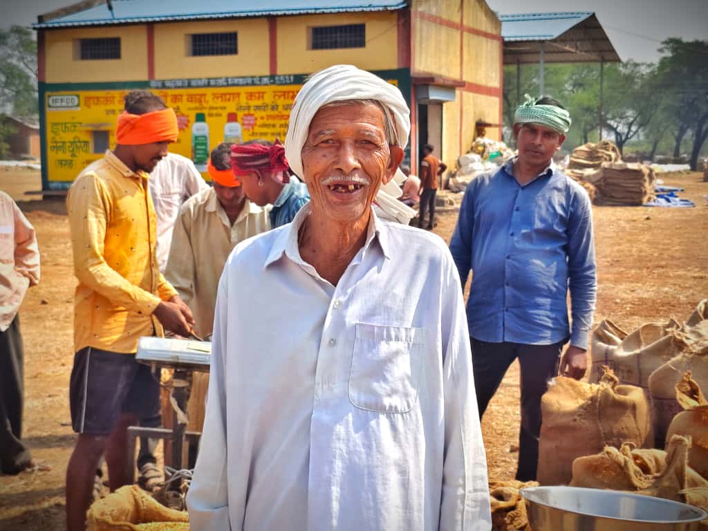धान विक्रय में हुई सुगमता से प्रसन्नचित है बुजुर्ग किसान कोल्हु राम साहू,मोबाईल एप्प से मिला टोकन और उपार्जन केन्द्र
