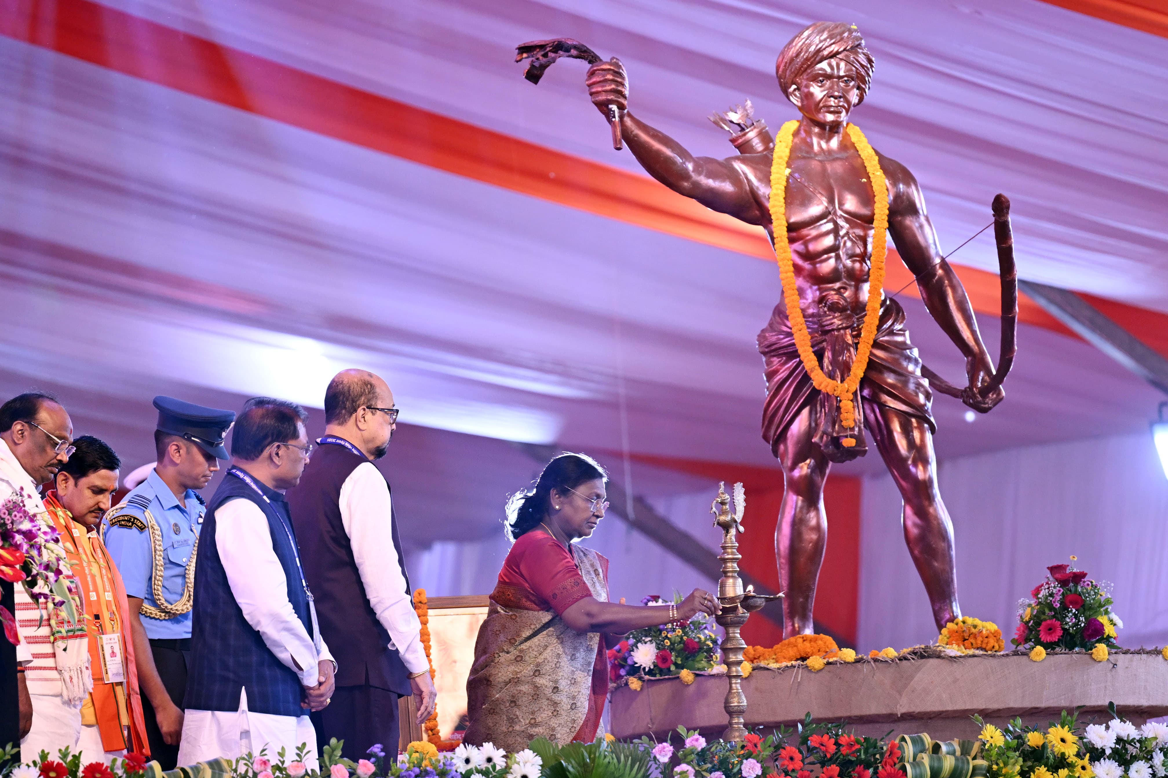 जनजातीय समुदायों का योगदान भारत के इतिहास में एक गौरवशाली अध्याय है, जो लोकतंत्र की जननी : राष्ट्रपति श्रीमती द्रौपदी मुर्मु
