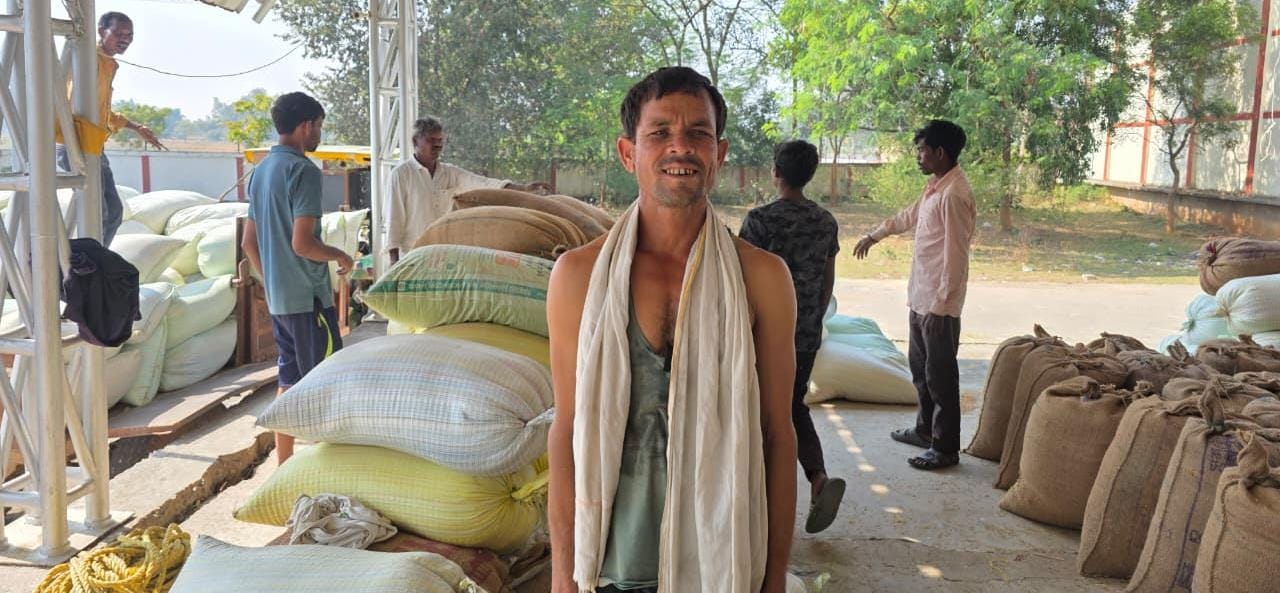 घर बैठे धान विक्रय का नया दौर: तुंहर टोकन ऐप से किसानों को मिली बड़ी राहत,मोबाइल से काट रहे टोकन, धान खरीदी प्रक्रिया हुई पारदर्शी और तेज