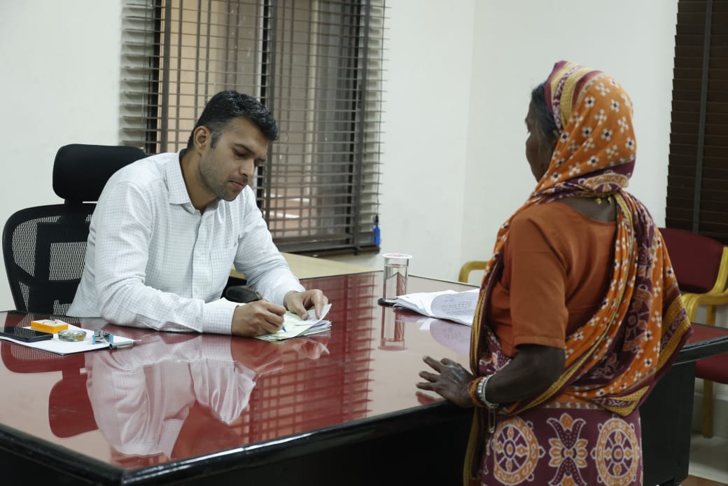 जनदर्शन में सुनी गई आम जनों की समस्याएं, कलेक्टर ने त्वरित निराकरण के दिए निर्देश