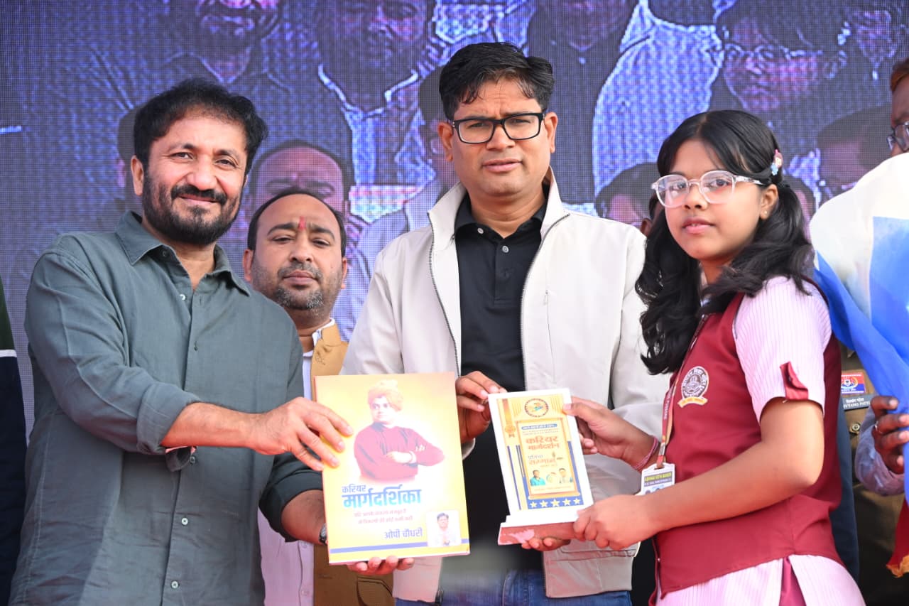 वित्त मंत्री श्री ओ.पी. चौधरी के विशेष पहल पर पुसौर में कैरियर मार्गदर्शन कार्यक्रम आयोजित,पद्मश्री श्री आनंद कुमार ने विद्यार्थियों को दिए सफलता के टिप्स,,मेरिट आने वाले विद्यार्थियों को मिलेगा 1-1 लाख रुपये शिक्षा सहायता