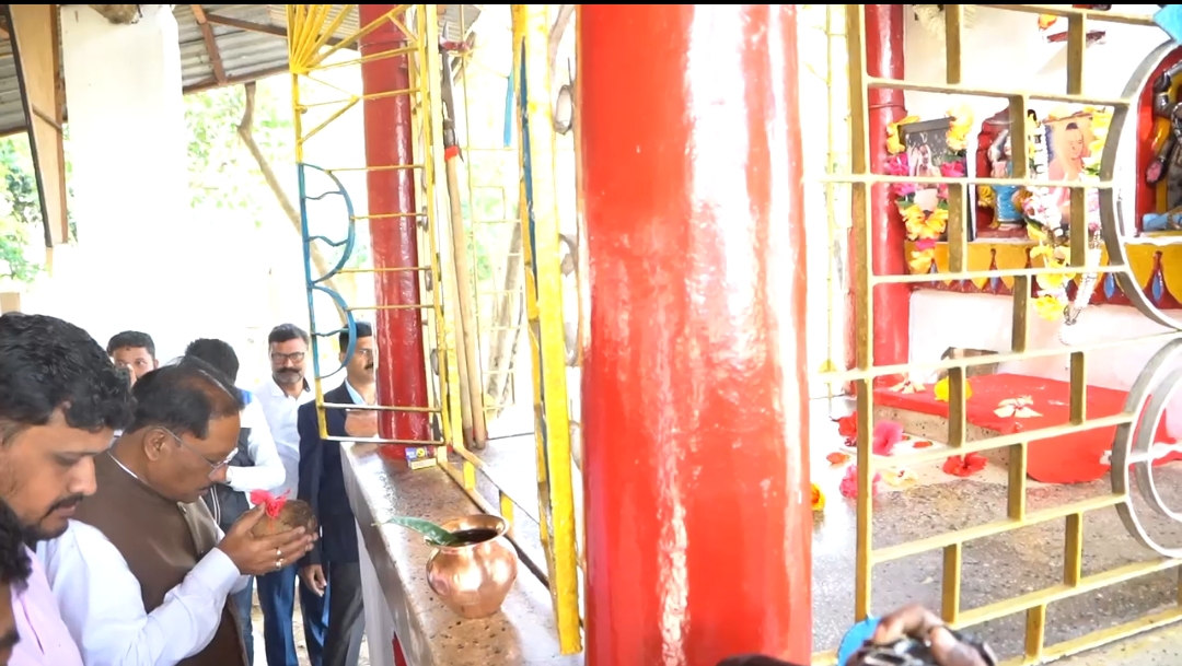 मुख्यमंत्री सर्वेश्वरी समूह अघोरेश्वर आश्रम नारायणपुर में परमपूज्य अवधूत भगवान राम जी की समाधि स्थल के किए दर्शन ,पूज्य श्री उत्साही बाबा जी का लिया आशीर्वाद