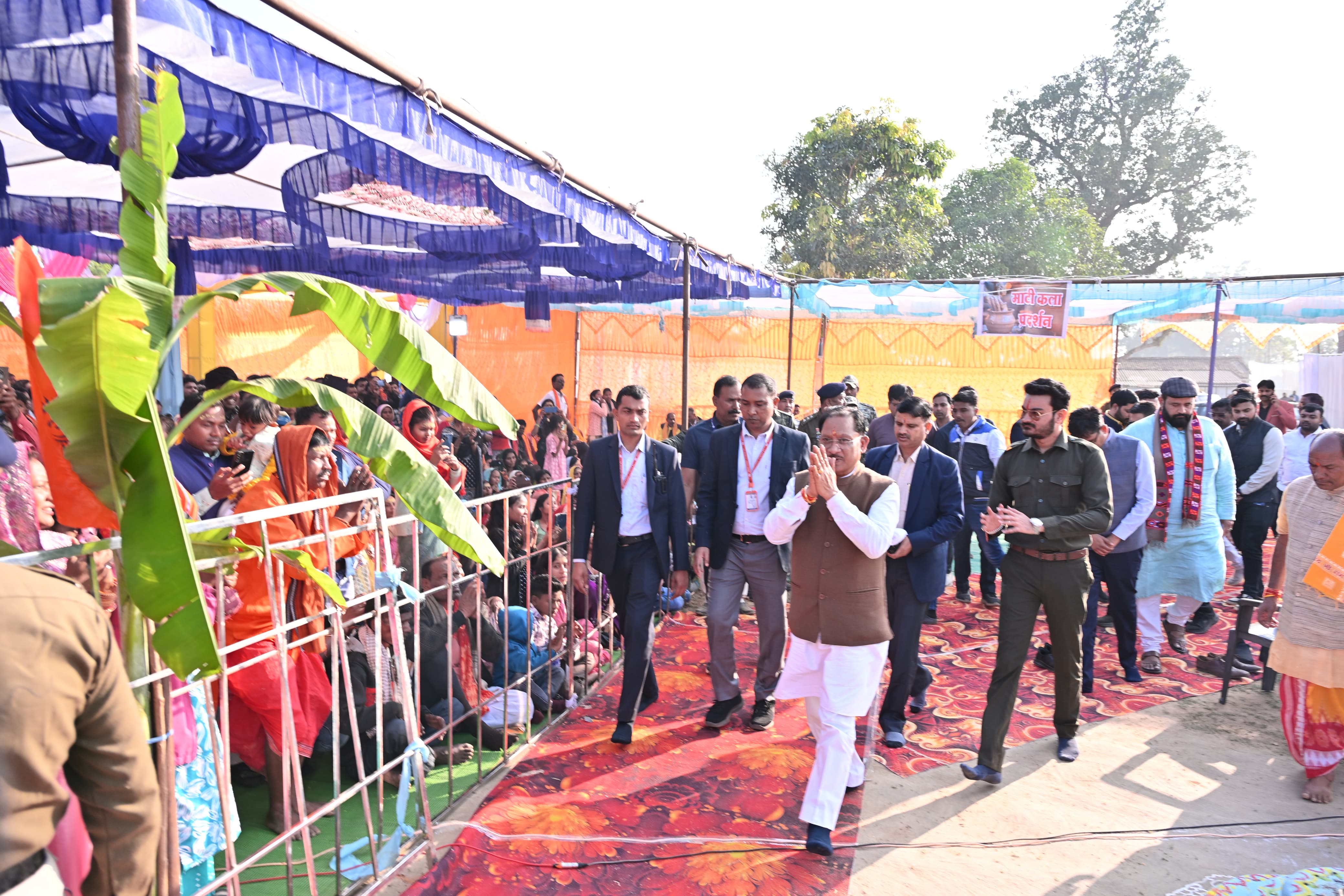 नारायणपुर में श्री विष्णु महायज्ञ चक्र पूजा कार्यक्रम में&nbsp; मुख्यमंत्री हुए शामिल,कुम्हारों को इलेक्ट्रानिक चाक मशीन का किया वितरण,मंगल भवन के विस्तार के लिए 25 लाख रुपए की घोषणा की