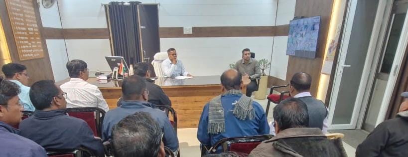 कलेक्टर ने ली नगर निगम रायगढ़ के सभाकक्ष में सुपरवाइजर्स की समीक्षा बैठक
