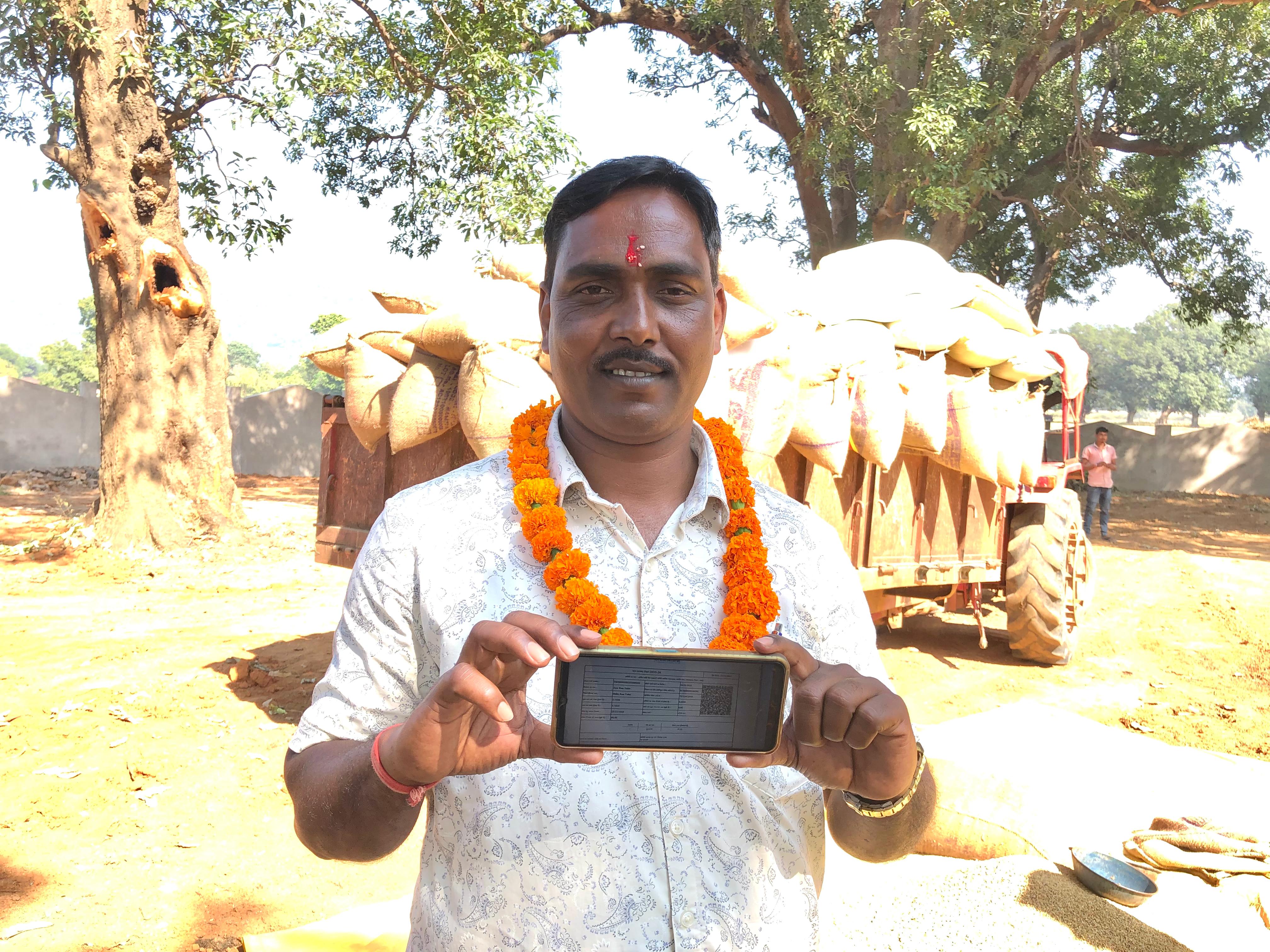 संतोष यादव ने धान खरीदी केन्द्र में आसानी से बेचा अपना धान ,समय पर टोकन भी कटा सुविधा देखकर संतुष्ट हुए&nbsp;