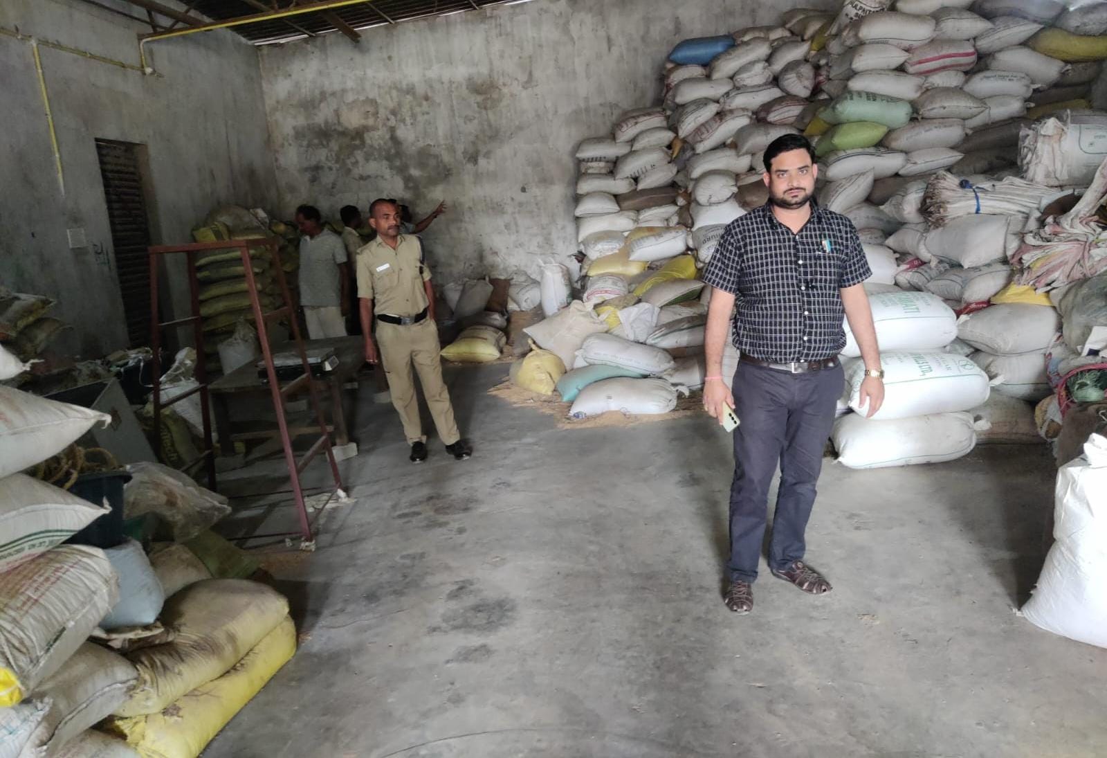 रायगढ़ : जिला प्रशासन की ताबड़तोड़ कार्रवाई : कोचियों-बिचौलियों पर कसा शिकंजा, 56 प्रकरणों में 8 हजार क्विंटल से अधिक अवैध धान जब्त