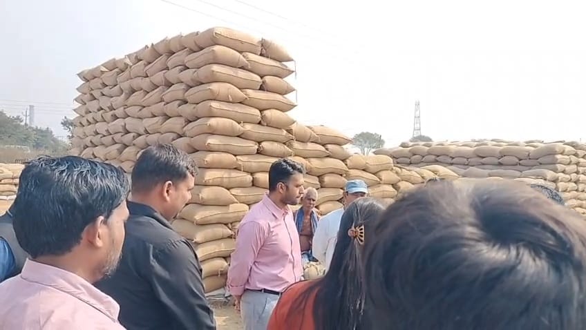 बिचौलियों और कोचियों के माध्यम से अवैध धान की खरीद-फरोख्त न हो,वास्तविक किसानों को धान बेचने में किसी प्रकार की परेशानी न हो &mdash; कलेक्टर श्री मयंक चतुर्वेदी