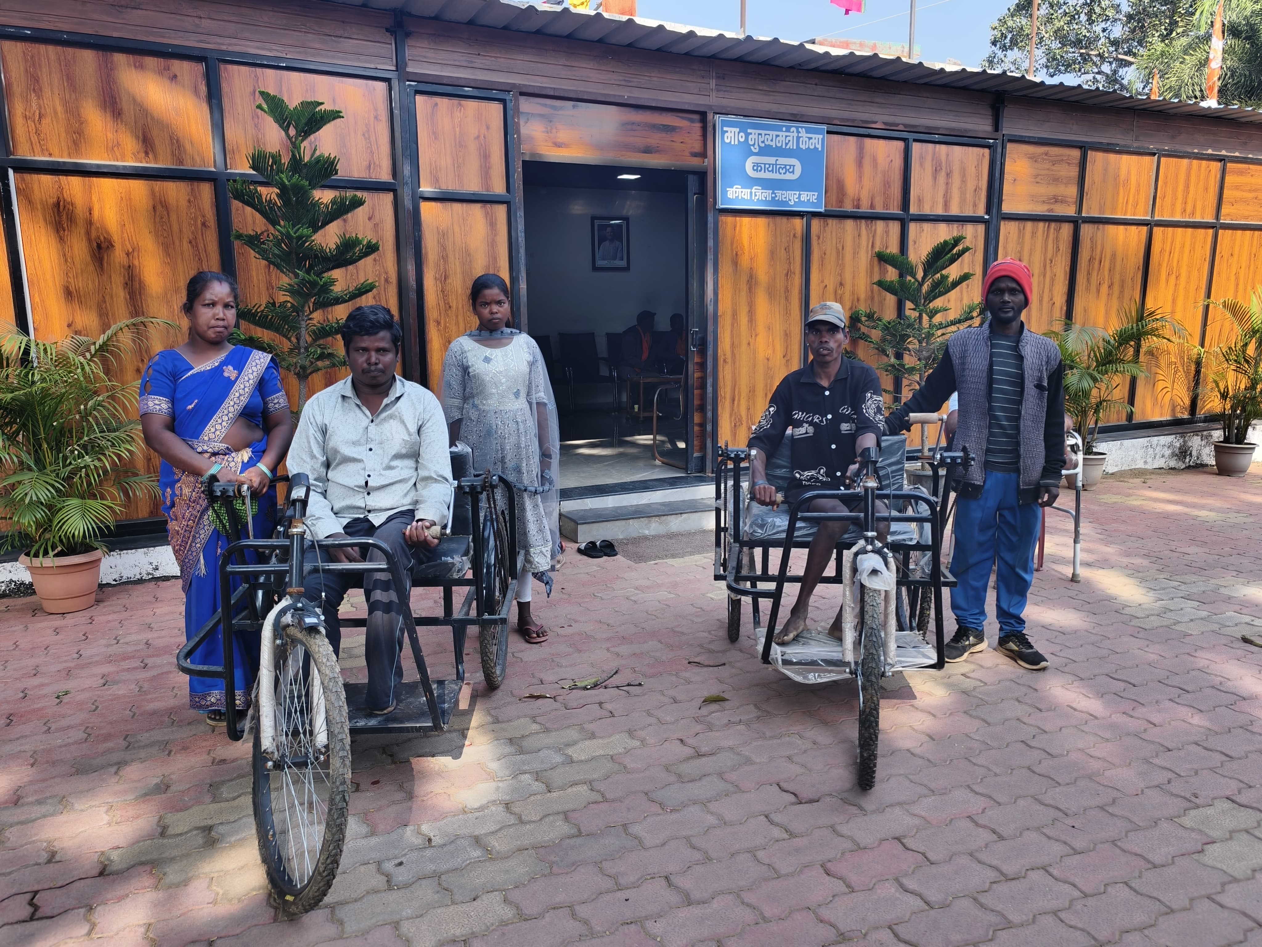 मुख्यमंत्री कैंप कार्यालय शासन की योजनाओं का लाभ जनता तक पहुचाने का कर रहा प्रयास,दिव्यांग नंदलाल और विनीत को प्रदान किया गया ट्राई सायकल,मुख्यमंत्री को जताया आभार