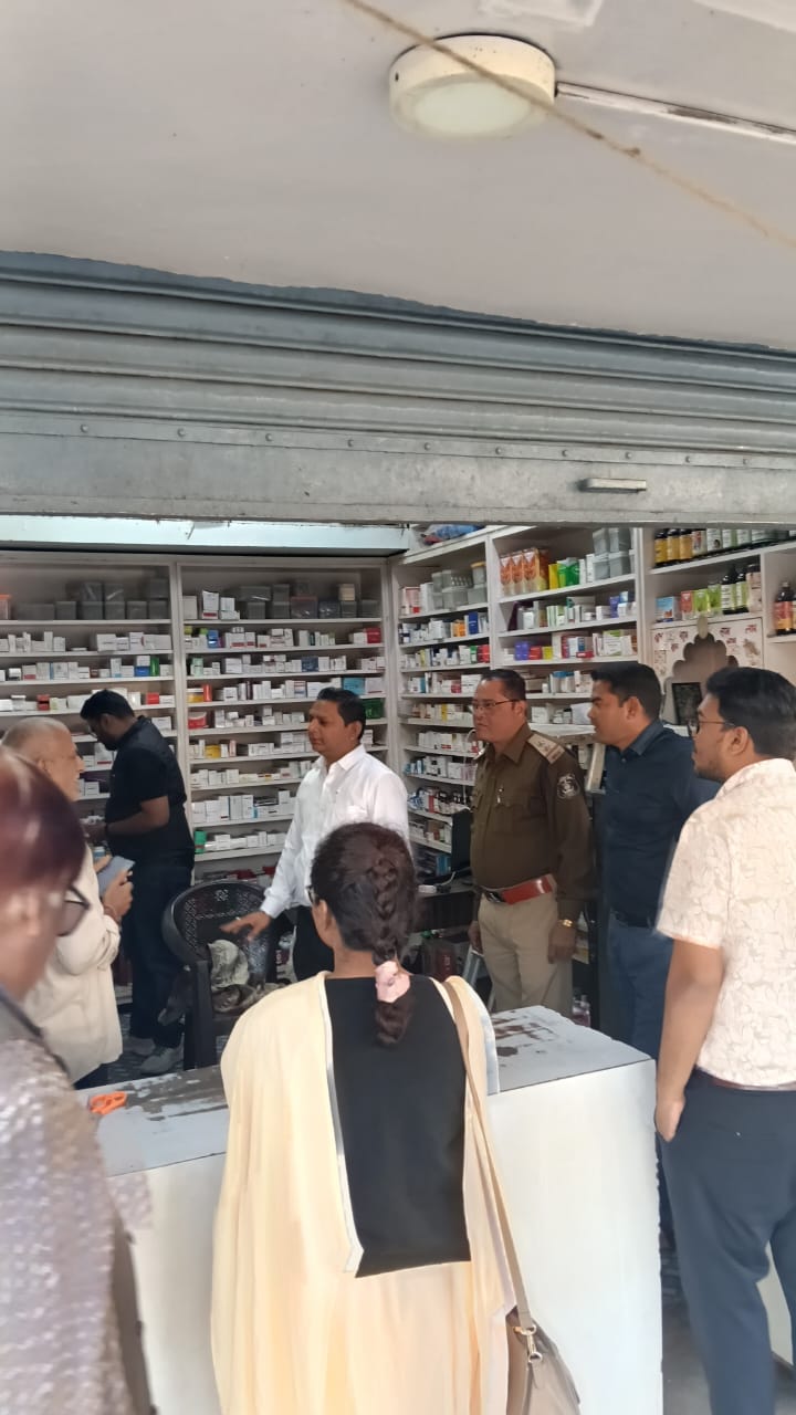 खरसिया क्षेत्र में मेडिकल स्टोरों की संयुक्त टीम की औचक जांच, नशीली दवाओं की बिक्री पर मिली गंभीर अनियमितताएँ