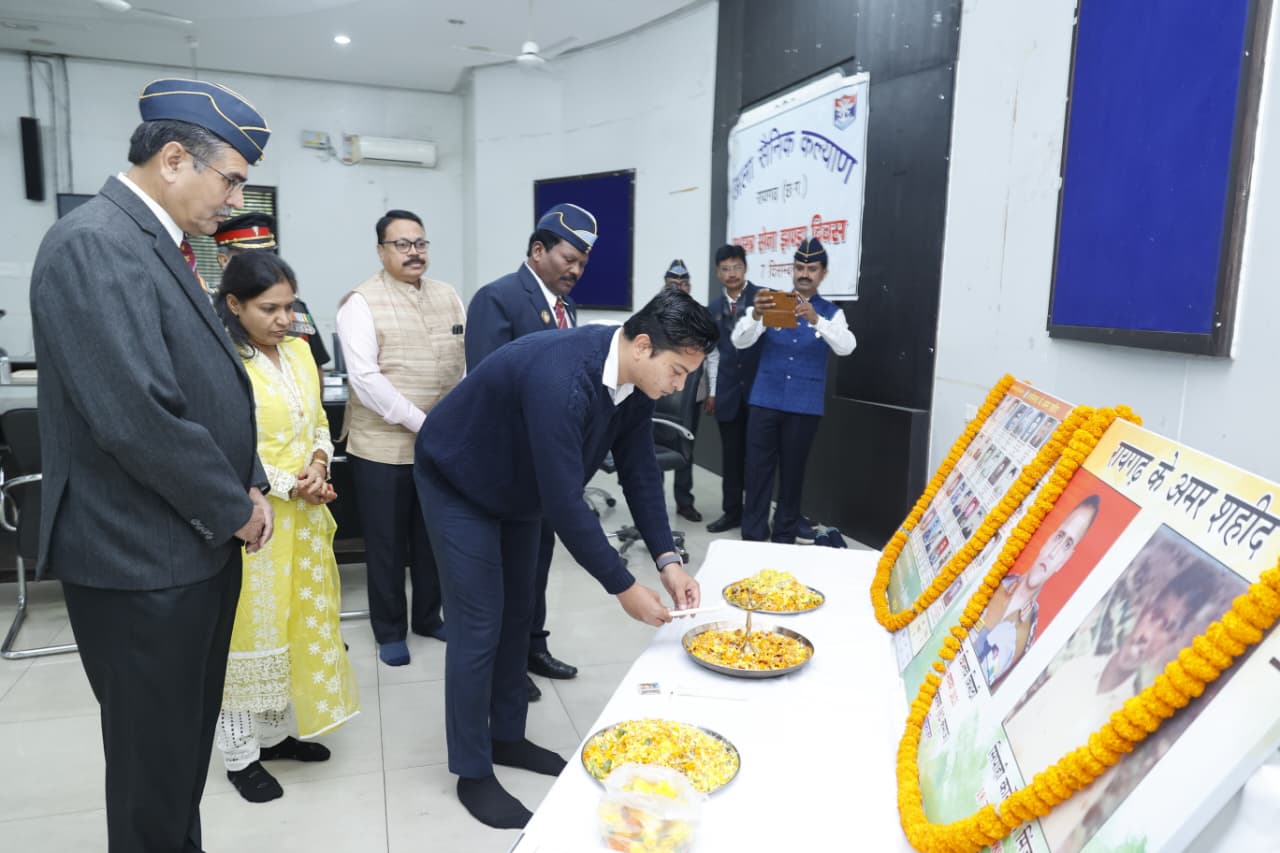 वीर शहीदों की स्मृति में अमर शहीदों के चित्र पर पुष्पांजलि अर्पित कर किया गया नमन,रायगढ़ के हॉनरी सूबेदार मेजर सुखू राम बारबा को किया गया सम्मानित