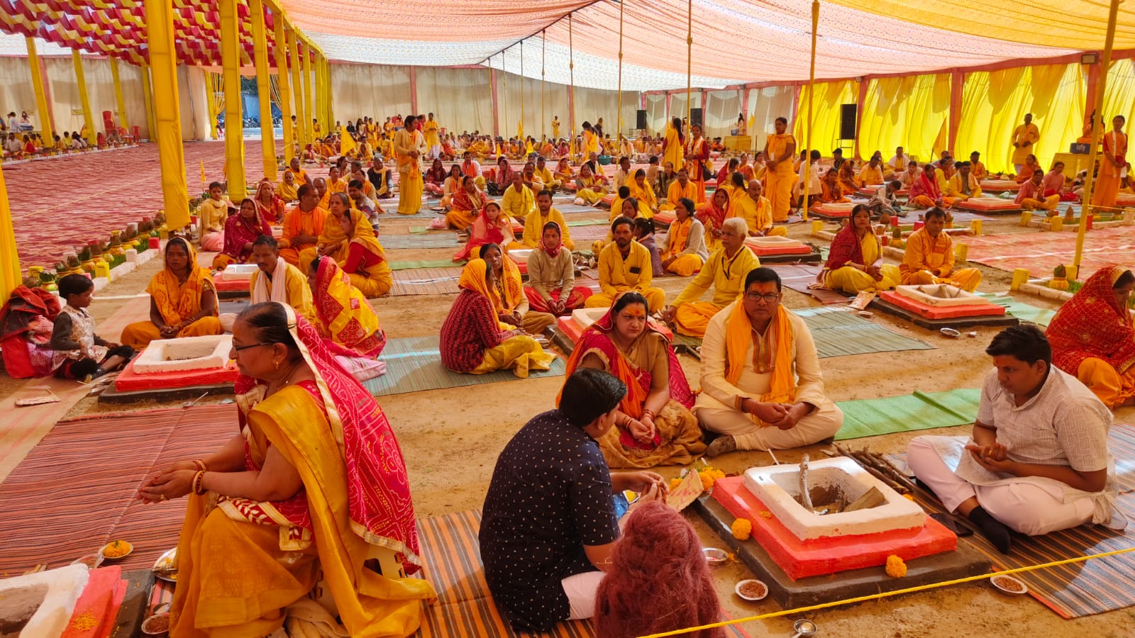 कथा मन की व्यथा को दूर करती है,यज्ञ का निमित्त बनना ही सबसे बड़ा पुण्य - आचार्य दिनेश ,गायत्री महामंत्र से गुंजायमान हुआ बगीचा