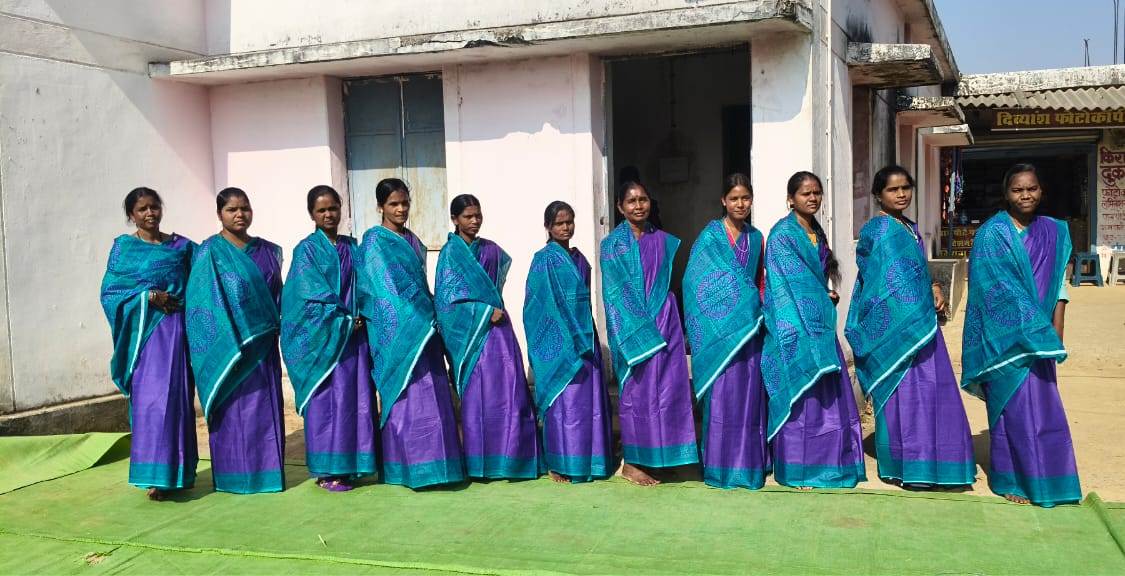 2709 आंगनबाड़ी कार्यकर्ता एवं सहायिकाओं को किया गया निःशुल्क ड्रेस वितरण