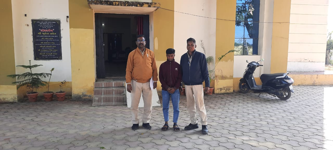जशपुर पुलिस ने दो साल पुरानी मोटर साइकल चोरी का फरार आरोपी गिरफ्तार किया