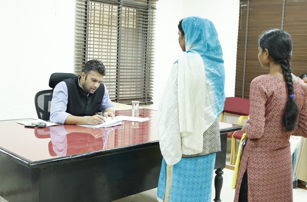 कलेक्टर ने जनदर्शन में सुनी आमजनों की समस्याएं, त्वरित एवं गुणवत्तापूर्ण निराकरण के निर्देश