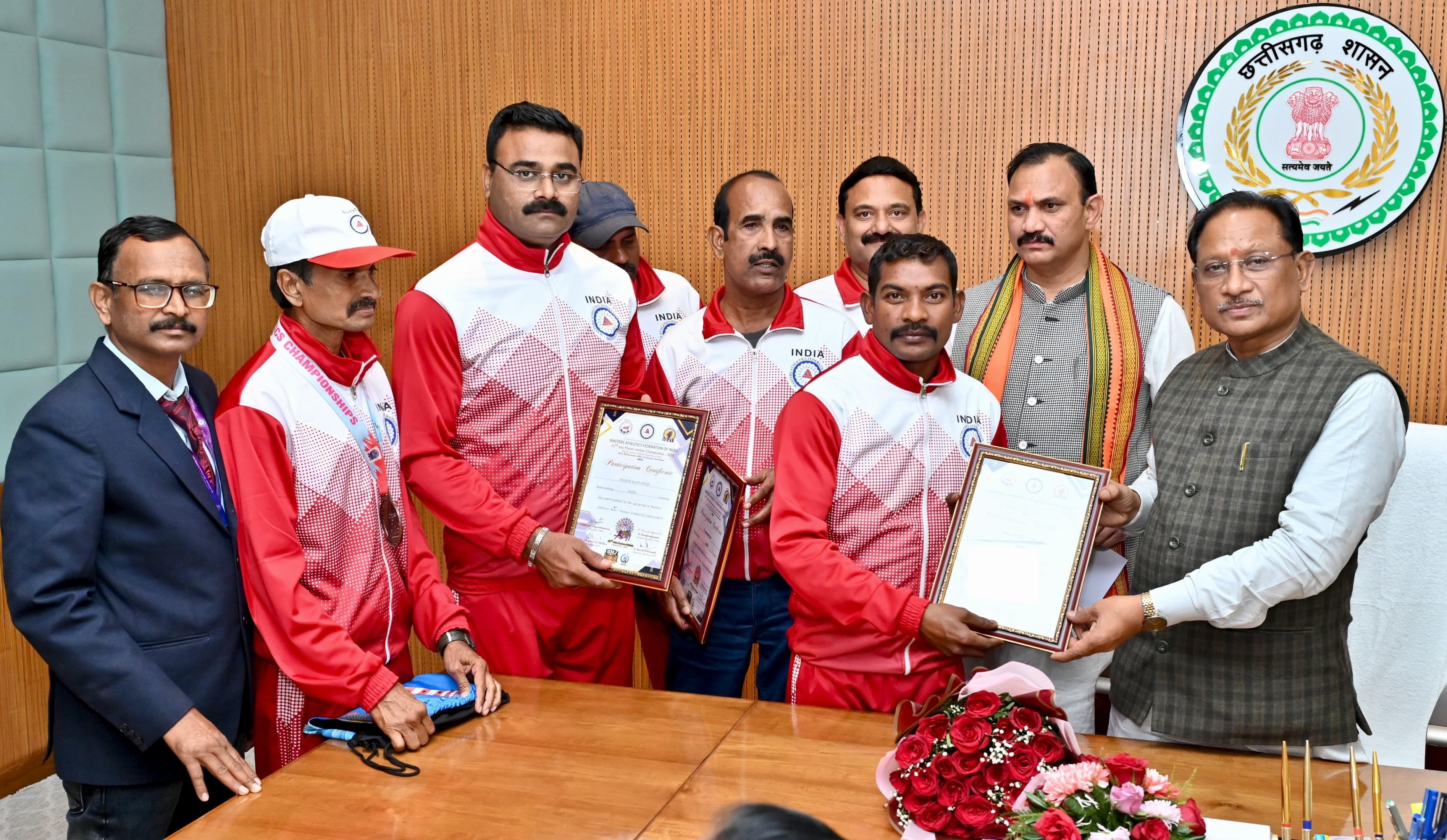 मुख्यमंत्री श्री साय से मास्टर एथलीट फेडरेशन ऑफ इंडिया के प्रतिभागियों ने की सौजन्य भेंट