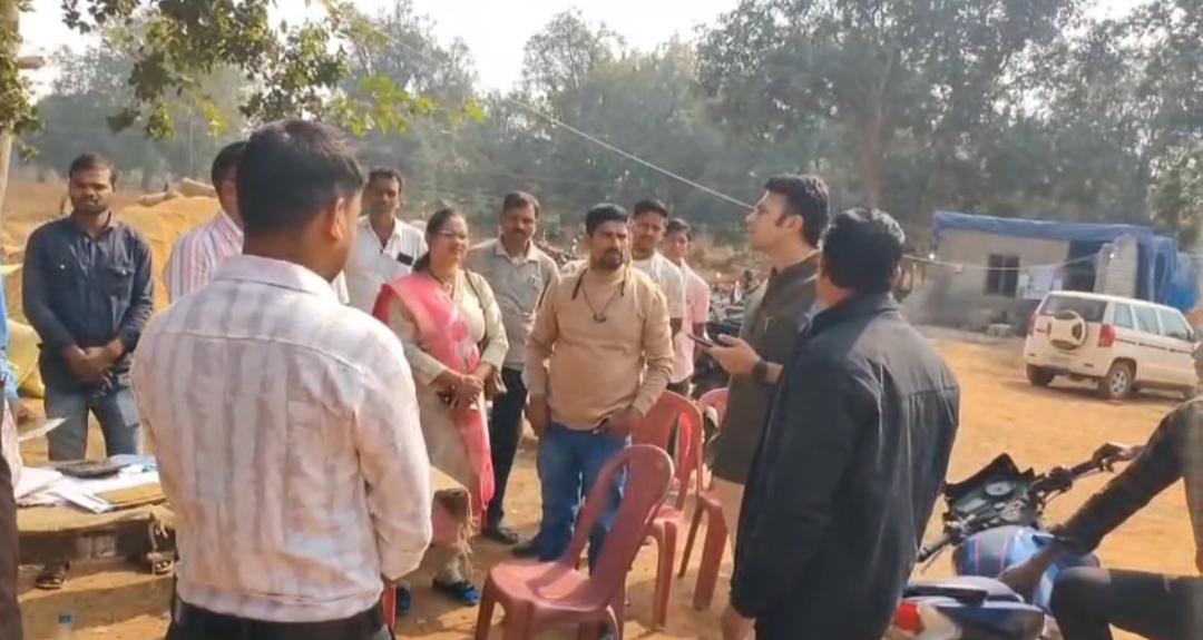 कलेक्टर का औचक निरीक्षण: धान खरीदी केंद्रों की व्यवस्थाओं का लिया जायजा,धान उपार्जन में पारदर्शिता और किसानों की सुविधा पर विशेष ध्यान देने के दिये निर्देश