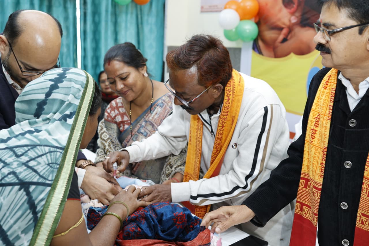 रायगढ़ : महापौर व सभापति ने बच्चों को पल्स पोलियो की दवा पिलाकर अभियान का किया शुभारंभ,जिले में 1.79 लाख बच्चों को कवर करने का लक्ष्य