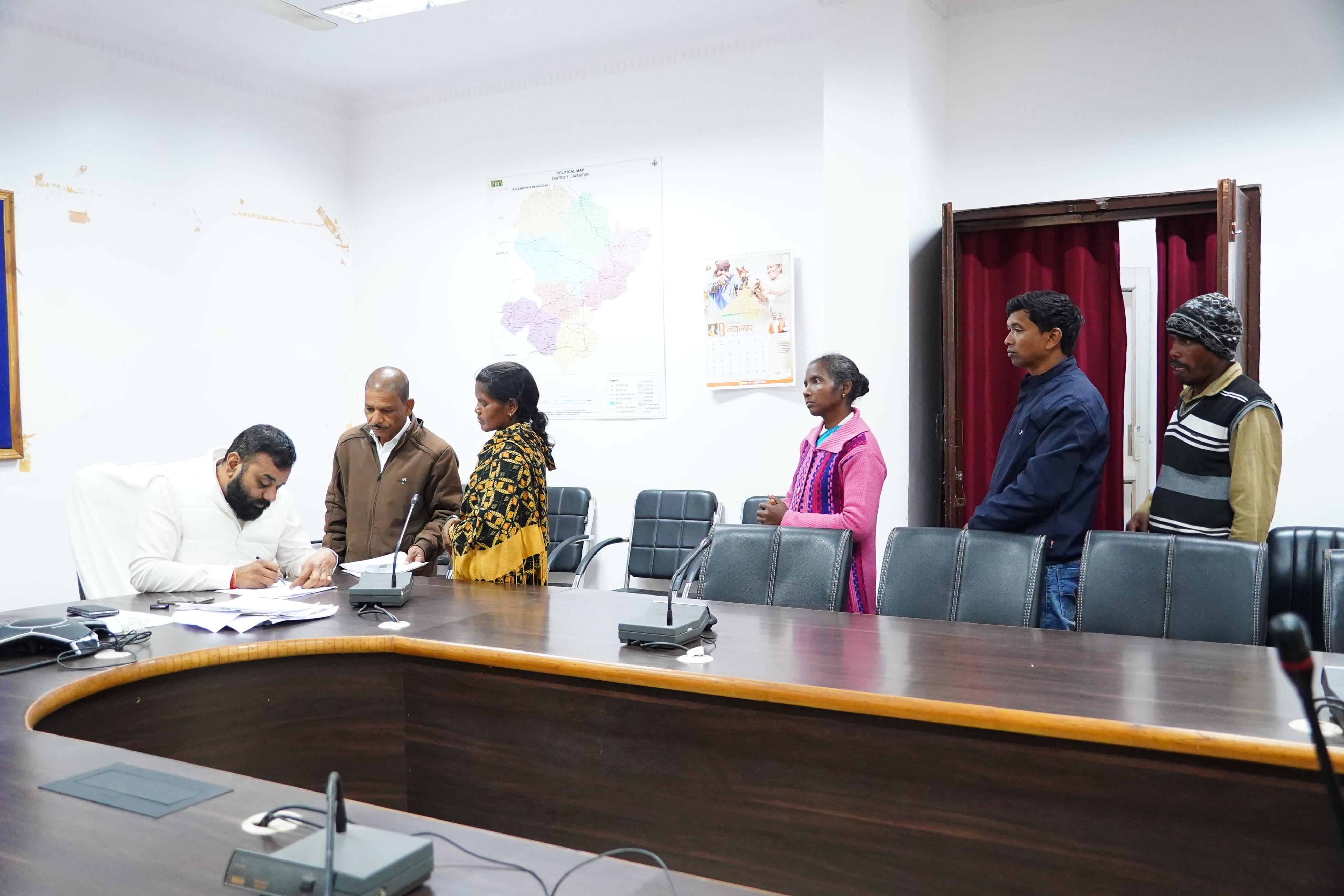 जशपुर&nbsp; में डिप्टी कलेक्टर का जनदर्शन: 67 आवेदनों का शीघ्र और पारदर्शी निपटान सुनिश्चित&rdquo;