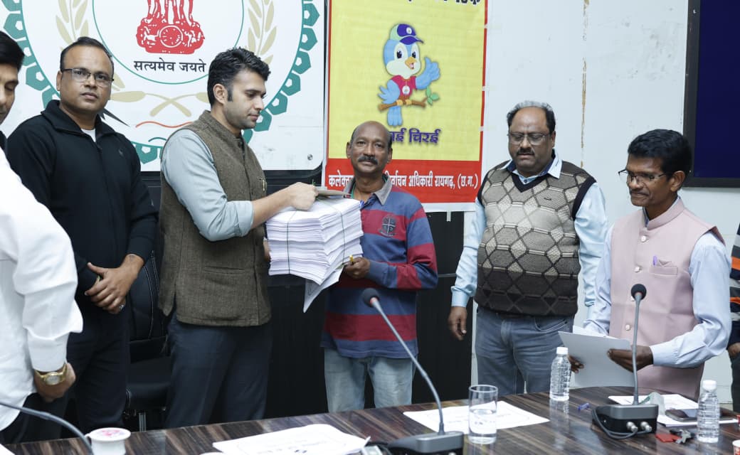 कलेक्टर एवं जिला निर्वाचन अधिकारी ने ली राजनीतिक दलों की बैठक, निर्वाचक नामावलियों के प्रारंभिक प्रकाशन की दी जानकारी