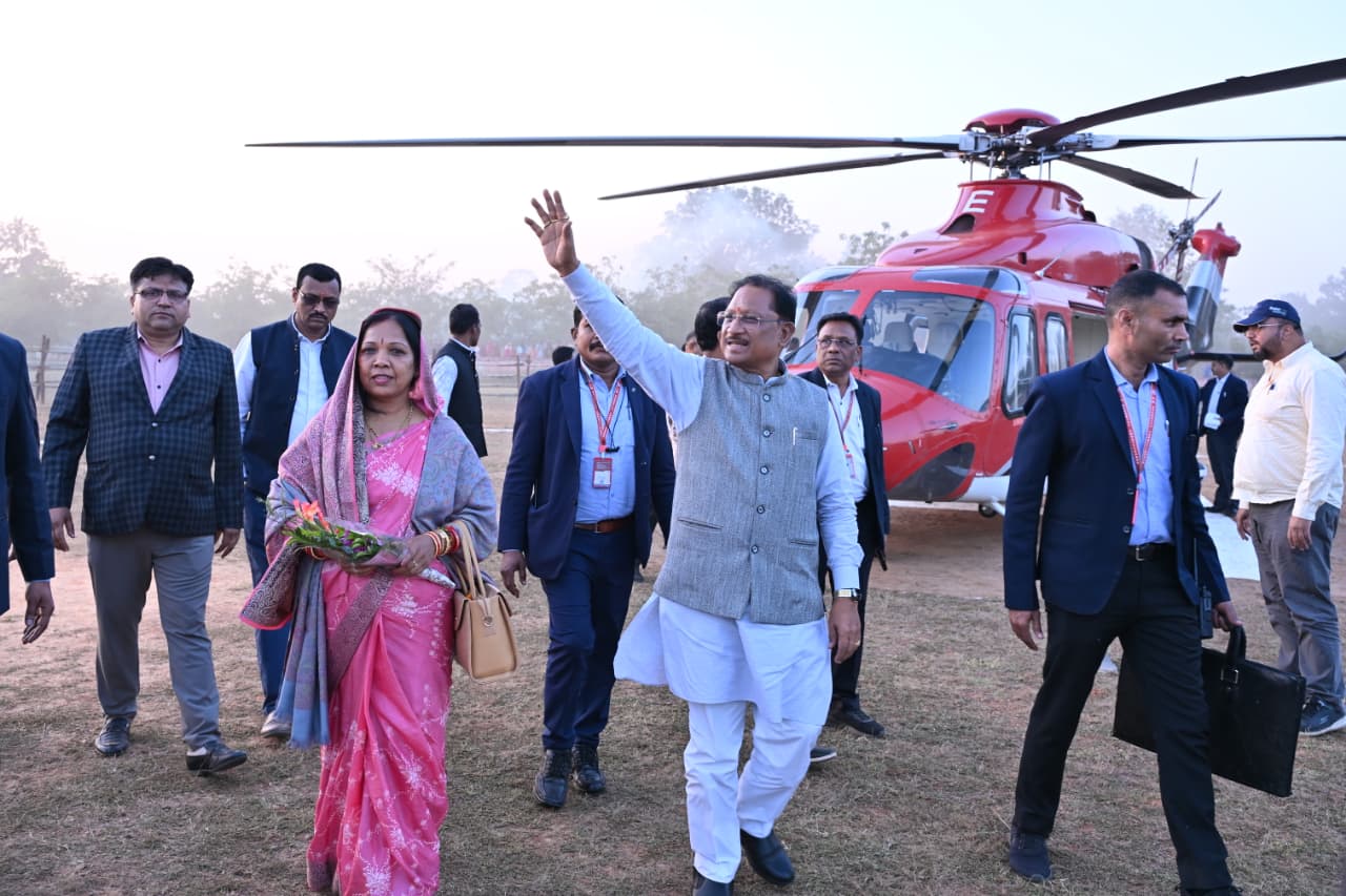 मुख्यमंत्री विष्णुदेव साय का फरसाबहार विकासखंड के पगुराबहार हेलीपैड में हुआ आत्मीय स्वागत