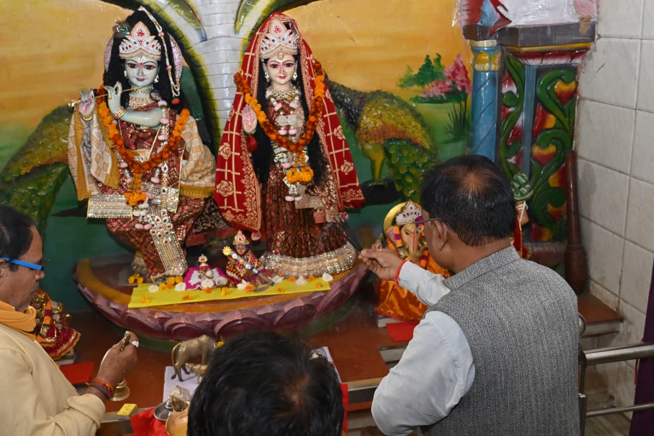 मुख्यमंत्री श्री विष्णु देव साय ने पमशाला में राधा कृष्ण मंदिर का किया दर्शन&nbsp;  प्रदेश की सुख समृद्धि और खुशहाली की कामना की&nbsp;
