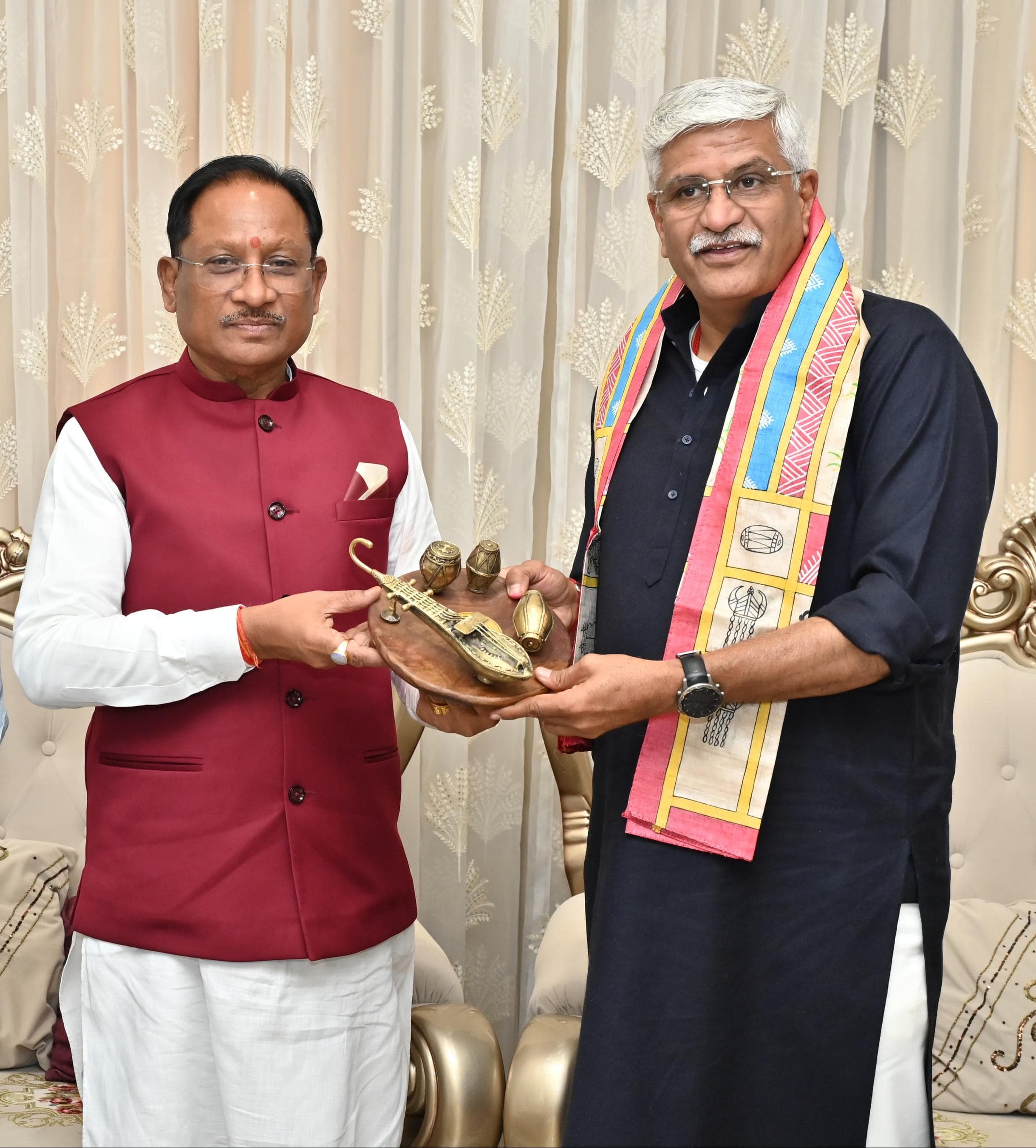 केंद्रीय पर्यटन एवं संस्कृति मंत्री श्री गजेन्द्र सिंह शेखावत ने मुख्यमंत्री श्री विष्णुदेव साय से की सौजन्य भेंट