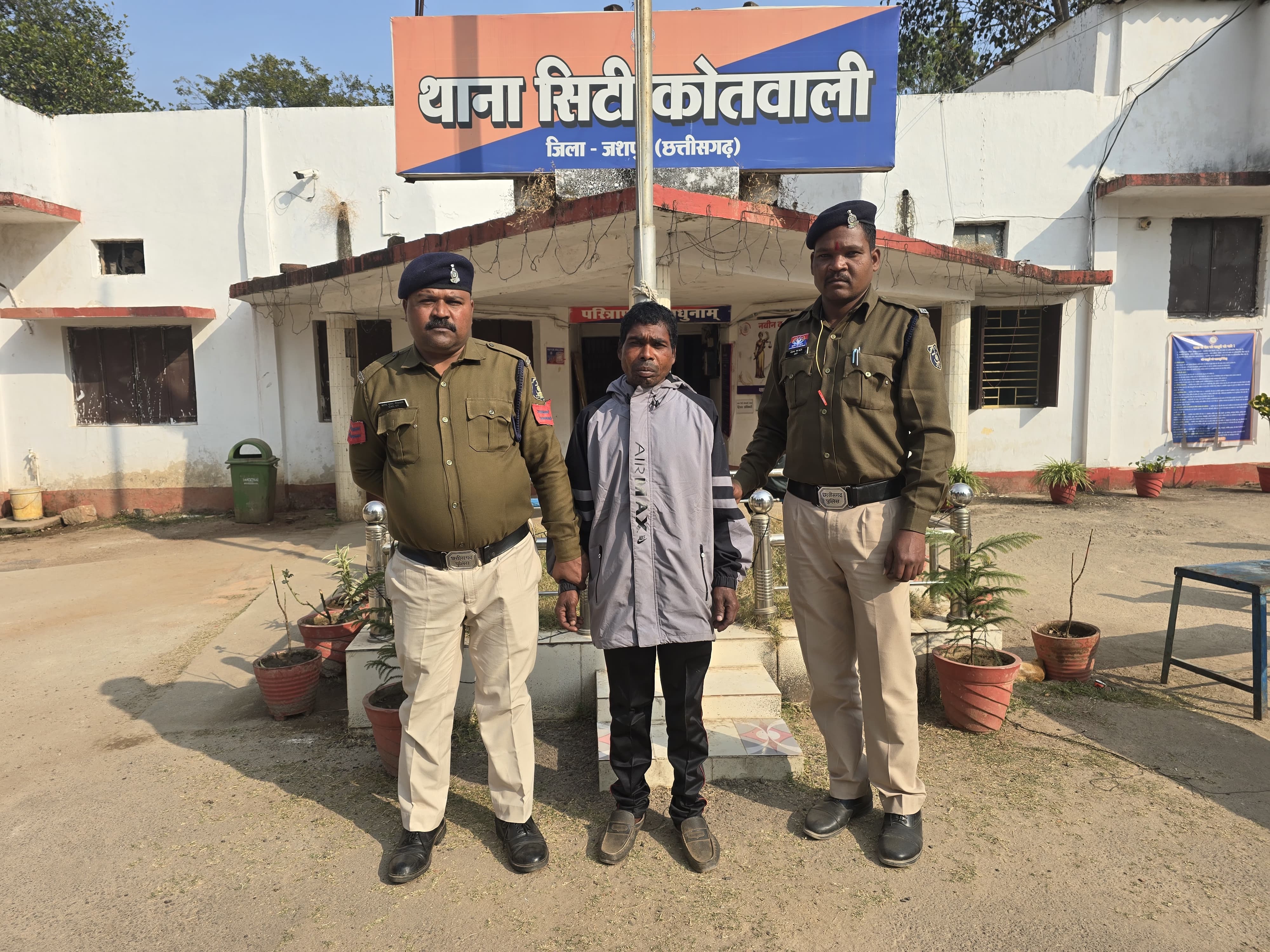 जशपुर में मानसिक रूप से कमजोर मूक-बधिर युवती से दुष्कर्म करने वाले आरोपी को पुलिस ने घटना के कुछ ही घंटों में किया गिरफ्तार, न्यायिक रिमांड पर जेल भेजा गया