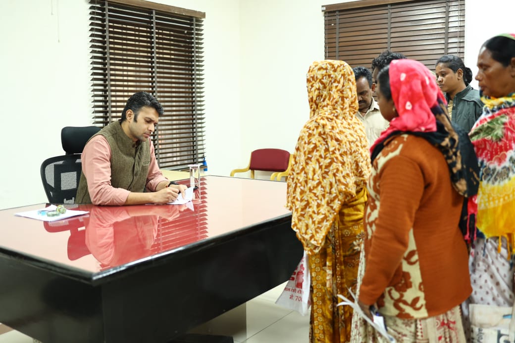 जनदर्शनः कलेक्टर ने सुनी लोगों की समस्याएं, अधिकारियों को त्वरित कार्रवाई के दिए निर्देश