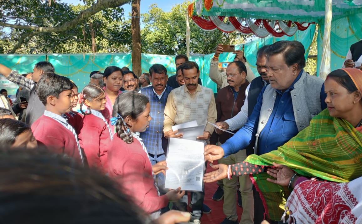 जनता की आवाज़ सीधे प्रशासन तक &mdash; सरगा में जिला स्तरीय जन समस्या निवारण शिविर में उमड़ा ग्रामीणों का सैलाब,243 आवेदन प्राप्त, 39 का हुआ तत्काल निराकरण