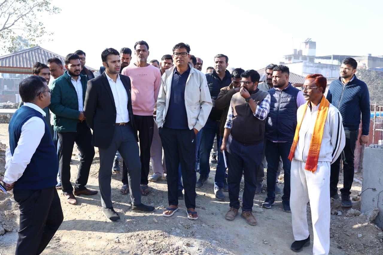 रायगढ़ में निर्माणाधीन विकास कार्यों की प्रगति का वित्त मंत्री ओ.पी. चौधरी ने किया निरीक्षण,निर्माण कार्यों में किसी भी प्रकार की लापरवाही या अनियमितता स्वीकार्य नहीं &ndash; वित्त मंत्री