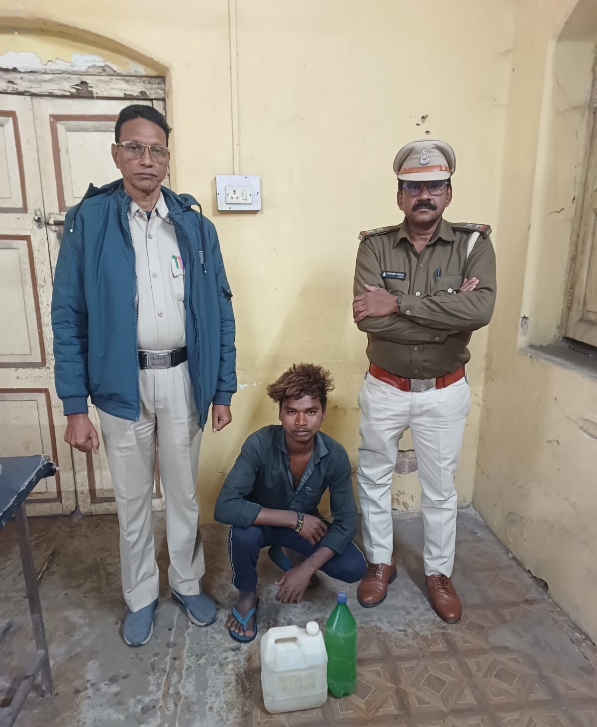 जिले में अवैध महुआ शराब के कारोबार पर शिकंजा, आबकारी विभाग ने एक आरोपी को गिरफ्तार कर 7 लीटर शराब जब्त की