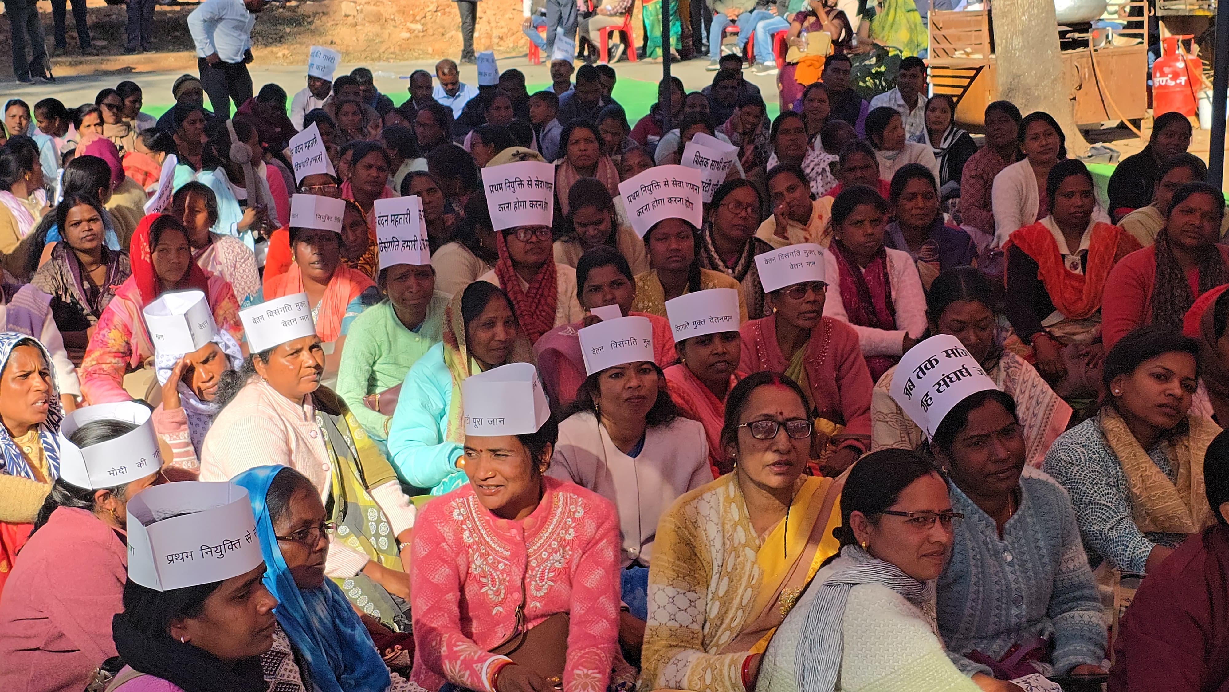 चार सूत्रीय मांगों को लेकर शिक्षक फेडरेशन का धरना, रैली निकालकर कलेक्टर को सौंपा ज्ञापन वेतनमान विसंगति दूर करने सहित चार मांगों पर सरकार से कार्रवाई की अपील