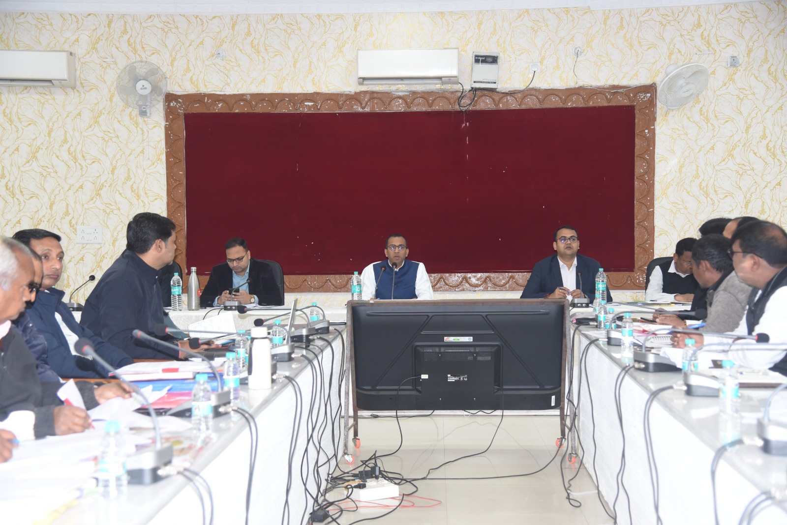 कलेक्टर श्री अजीत वसंत की अध्यक्षता में साप्ताहिक समय-सीमा बैठक सम्पन्न, विकास कार्यों व प्रशासनिक अनुशासन पर दिए सख्त निर्देश