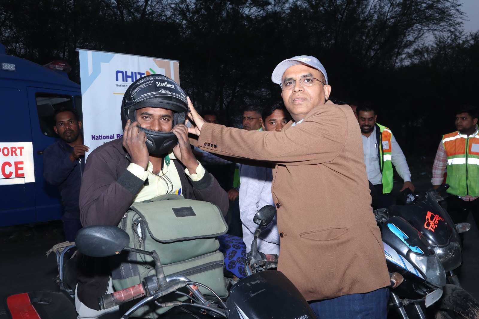 राष्ट्रीय सड़क सुरक्षा माह: रायपुर-बिलासपुर हाईवे पर एनएचएआई का जन-जागरूकता अभियान, वाहन चालकों को बांटे हेलमेट, रक्तदान शिविर और मॉक ड्रिल से दिया सुरक्षा का संदेश