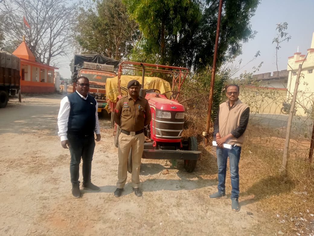 धान खरीदी सीजन में जशपुर पुलिस की बड़ी कार्रवाई: झारखंड से छत्तीसगढ़ लाया जा रहा 230 क्विंटल अवैध धान पकड़ा, ट्रैक्टर व ट्रक जप्त, लगभग 5.29 लाख रुपये की जब्ती, जिला प्रशासन को सौंपा गया मामला