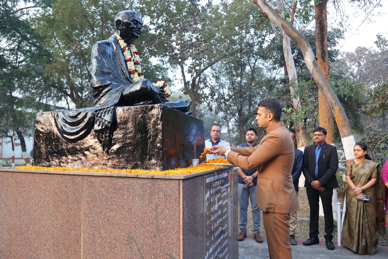 कलेक्टर ने फहराया तिरंगा, अधिकारी-कर्मचारियों को दी गणतंत्र दिवस की शुभकामनाएं