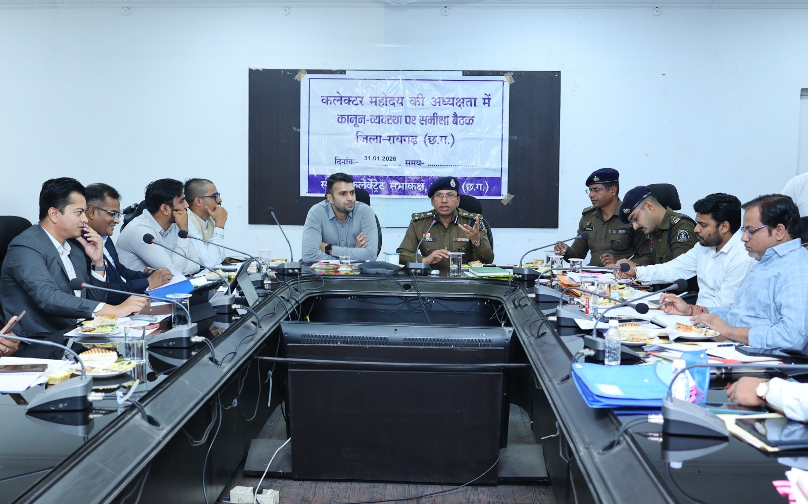 कलेक्टर मयंक चतुर्वेदी और वरिष्ठ पुलिस अधीक्षक शशिमोहन सिंह ने जिले में शांति, सुरक्षा और कानून व्यवस्था बनाए रखने हेतु समीक्षा बैठक में अधिकारियों को दिए सख्त निर्देश