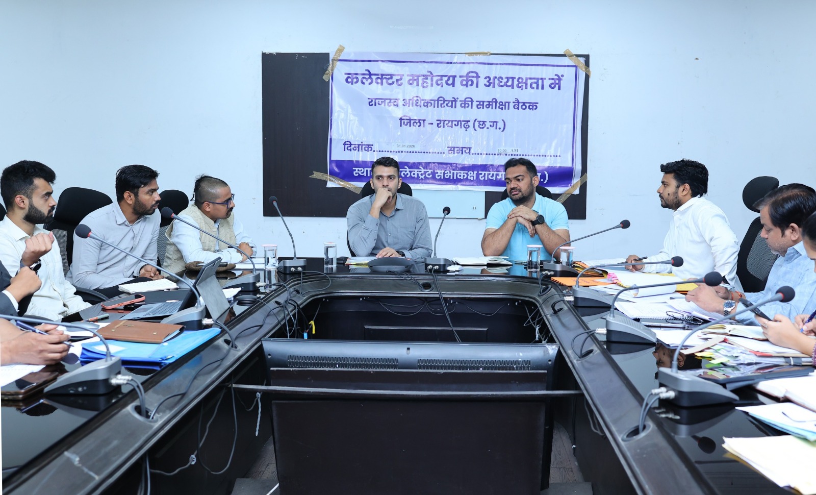 लंबित राजस्व प्रकरणों का त्वरित निराकरण सुनिश्चित करें- कलेक्टर,बड़े परियोजनाओं के कार्य में प्रगति लाने पर भी हुई चर्चा