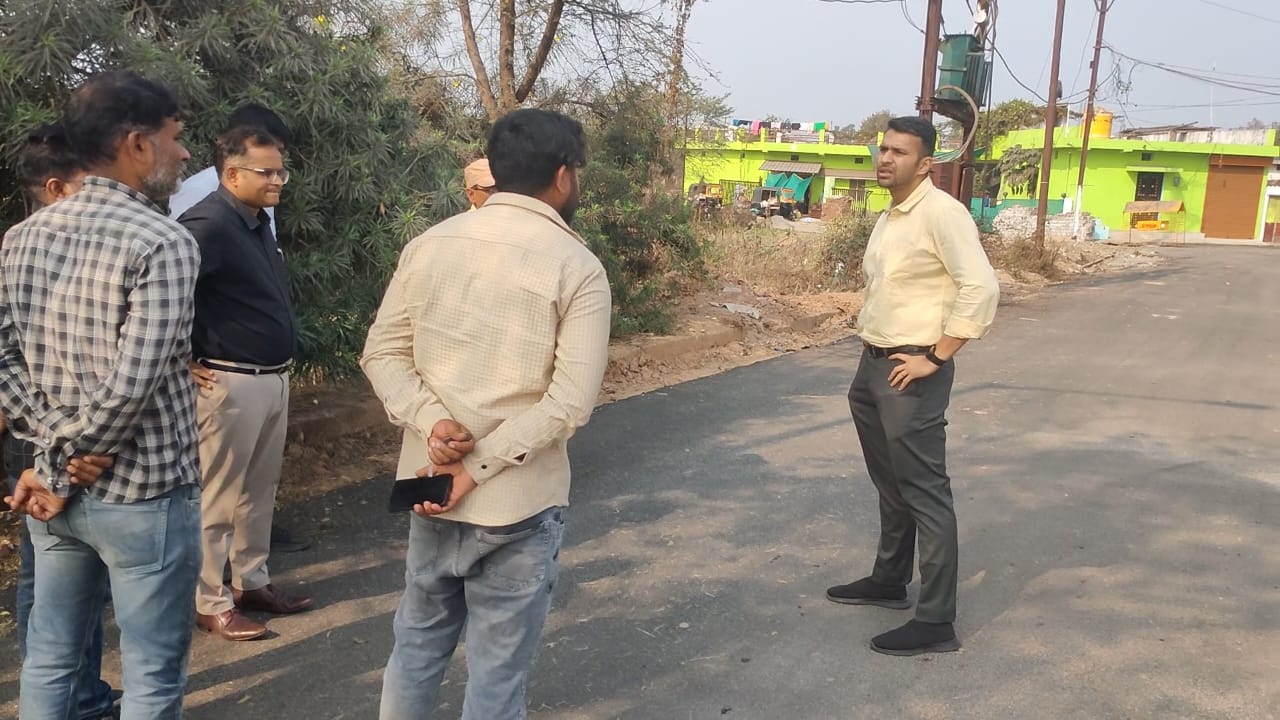 बीटी सड़क निर्माण में अनियमितता पर जिला प्रशासन का कड़ा एक्शन , लगातार शिकायतों पर कलेक्टर का औचक निरीक्षण, घटिया निर्माण उजागर