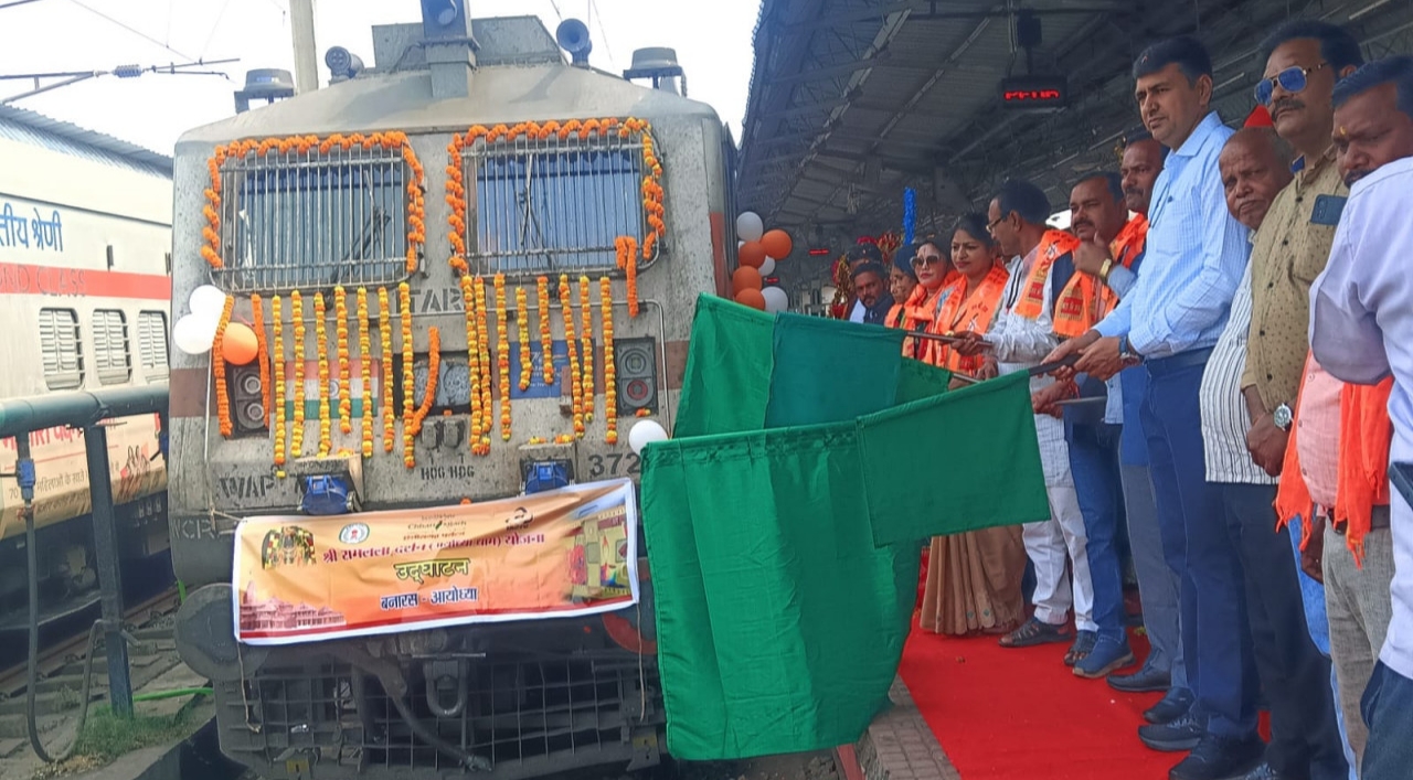 850 श्रद्धालुओं का जत्था अयोध्या धाम एवं काशी विश्वनाथ के दर्शन के लिए भारत गौरव स्पेशल ट्रेन से अयोध्या रवाना
