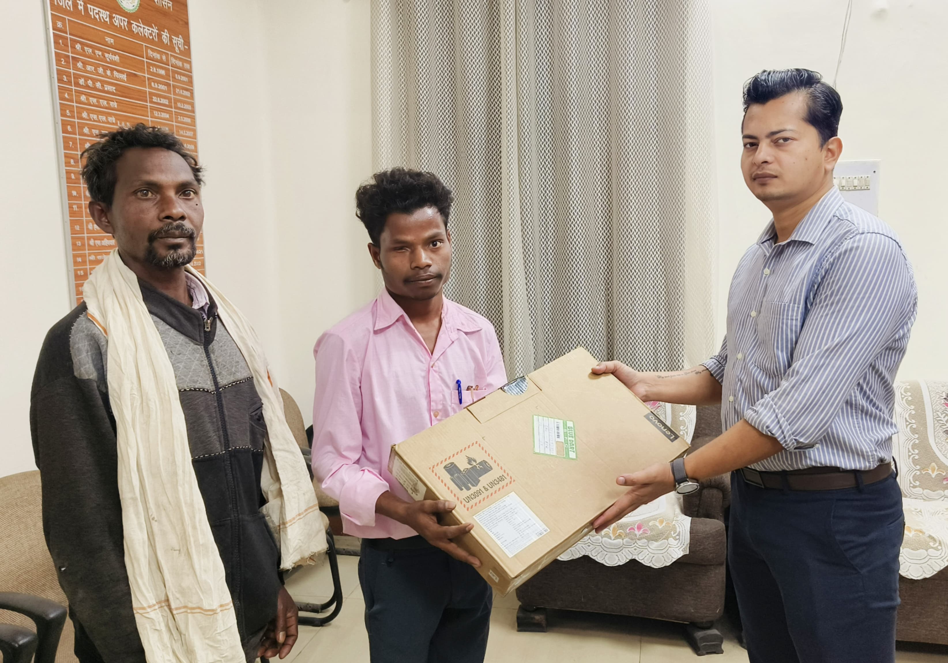 जनदर्शन में मिले आवेदन पर जिला प्रशासन की त्वरित पहल,दिव्यांग छात्र गोविंद दास को पढ़ाई के लिए मिला लैपटॉप-कलेक्टर के निर्देश पर अपर कलेक्टर ने प्रदान किया लैपटॉप