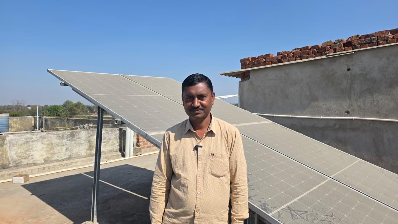 पीएम सूर्य घर मुफ्त बिजली योजना&rsquo; से अखिलेश कुमार बने &rsquo;ऊर्जादाता&rsquo;,घर की छत बनी &rsquo;पावर हाउस&rsquo;, घर का बिजली बिल हुआ शून्य