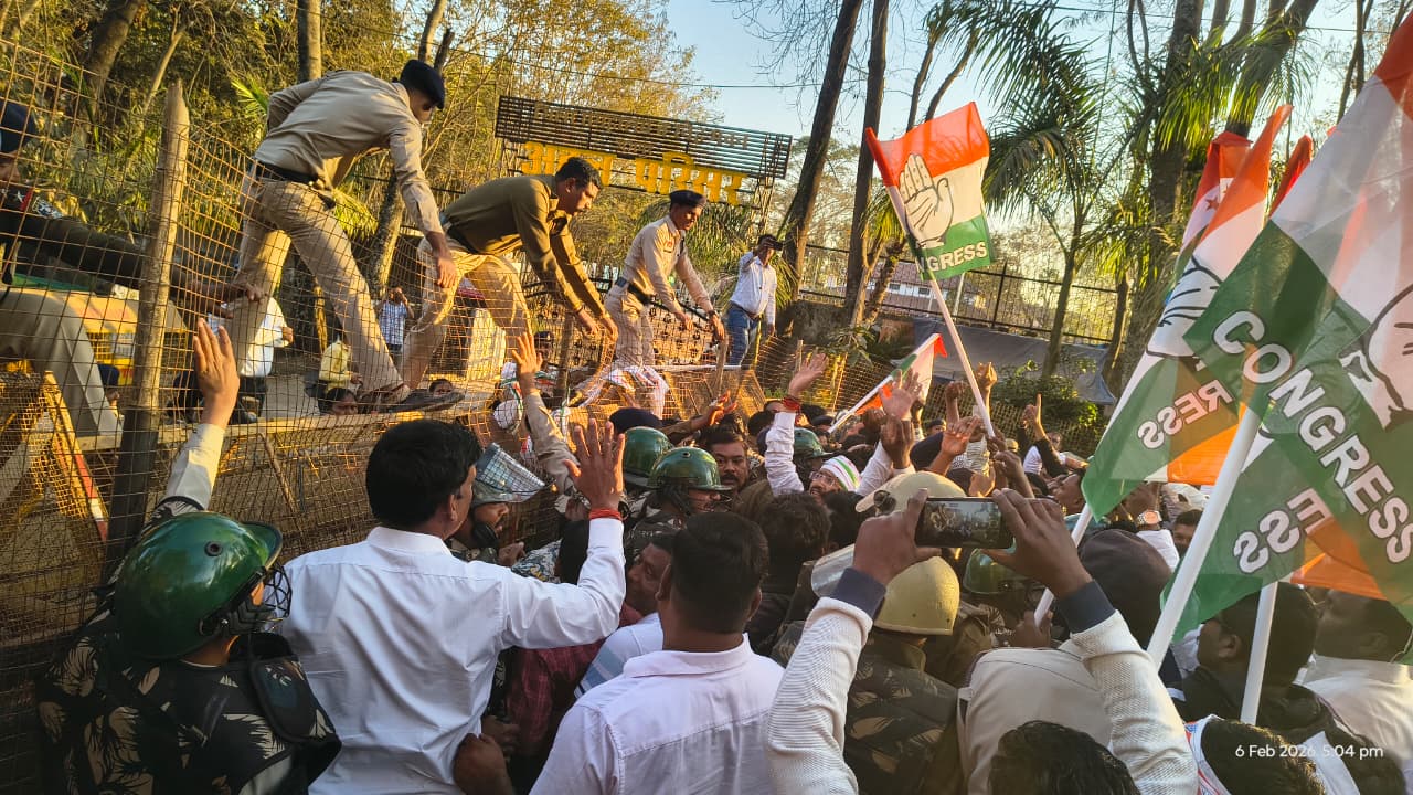 मनरेगा पर वार के खिलाफ सड़क पर उतरी कांग्रेस, रणजीता स्टेडियम से कलेक्टर कार्यालय तक गूंजे नारे, बैरिकेडिंग पर भिड़े कार्यकर्ता